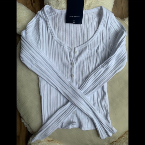 Brandy Melville Tops - 🦋NWT long sleeve ribbed white Zelly for Fall!!